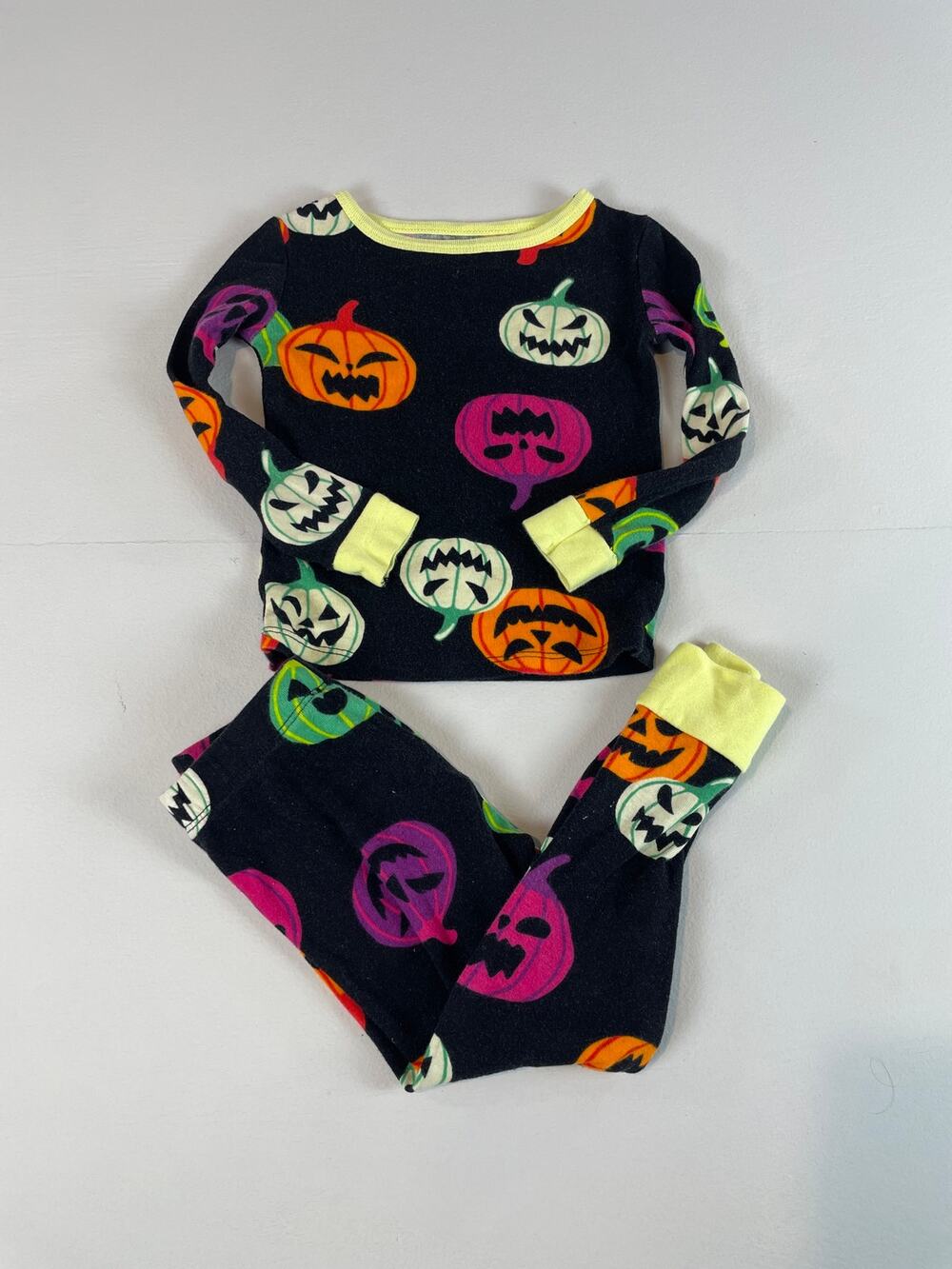 Hyde & EEK Boutique 3T Halloween Pajama Set Black with Multicolor Pumpkins